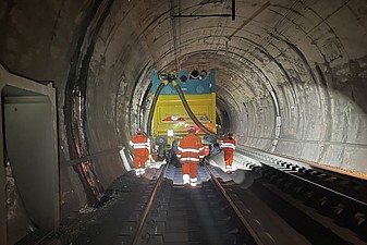 Absaugen von Müll, Sand und Kalk im Tunnel