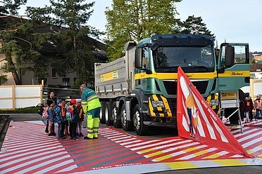 Otmar mit einer Gruppe von Schüler:innen auf dem "Trottoir"