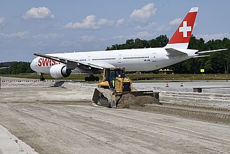 Aushub der Baugrube mittels 30t Bagger.