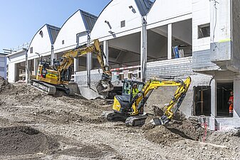 Rückbau des Gebäudes durch Bagger mit Hydraulikhammer.