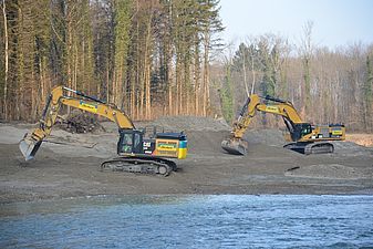 HWS Auenlandschaft Thurmündung Zwei Bagger am Ufer