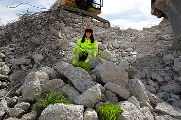 Unsere Lernende auf einem Haufen Betonabbruch