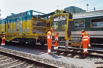 Absaugen Gleisschotter nach Ölunfall