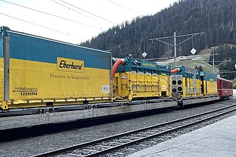 Saugeinheit auf Schienen bereit zur Einfahrt ins Tunnel