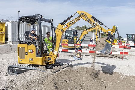 Besucher können ihr Geschick am Tag der offenen Tür der EbiMIK Eröffnung beim Baggerfahren "Bäggerle" unter Beweis stellen