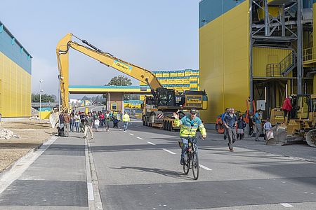 Die ersten Besucher finden sich auf dem Gelände ein