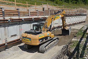 The Circle Flughafen Zürich Bagger vor Rühlwand
