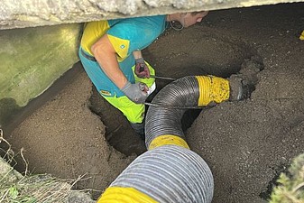 bsaugung Schlamm und Sedimente in der Unterführung unter beengten Platzverhältnissen