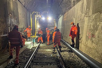 Gleisschotter absaugen zwischen den Schwellen