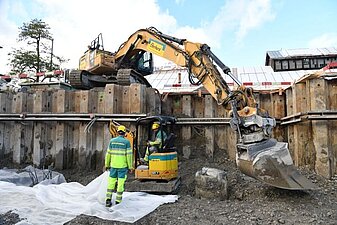 Aushubarbeiten mit Gross- und Kleinbagger.