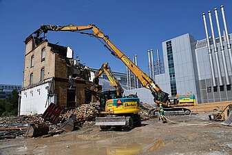 Rückbau und Materialsortierung mit Baggern.