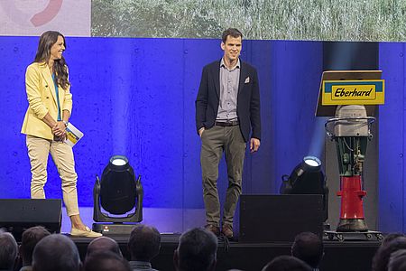 Am Nachmittag des Kundenanlass der Eröffnung des EbiMIK, stehen Kiki Mäder und Patrick Eberhard gemeinsam auf der Bühne